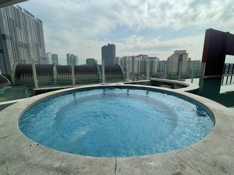Romantic With Private Jacuzzi 176 * Kuala Lumpur